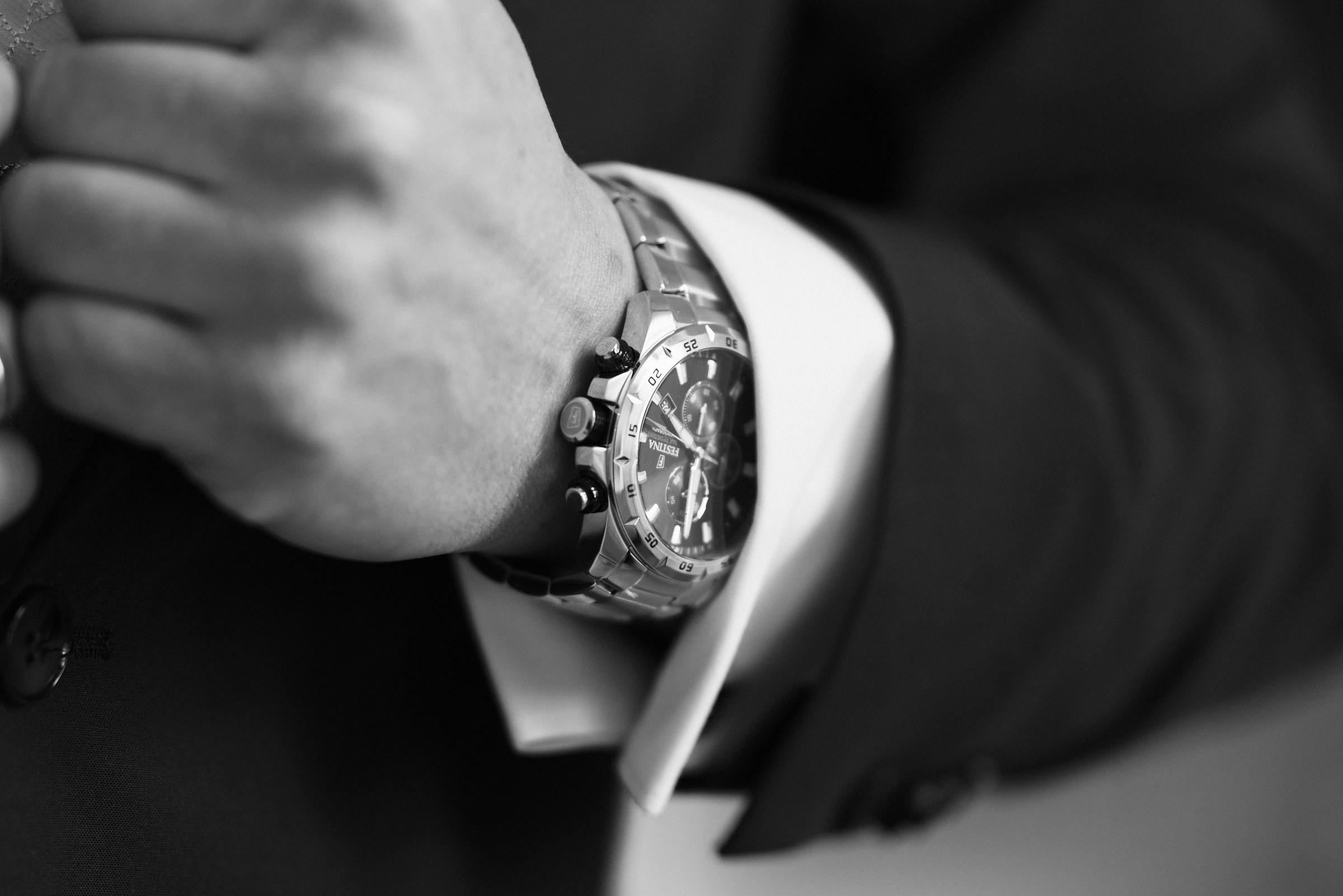 Die Uhr am Handgelenk des Bräutigams, Schwarzweiß