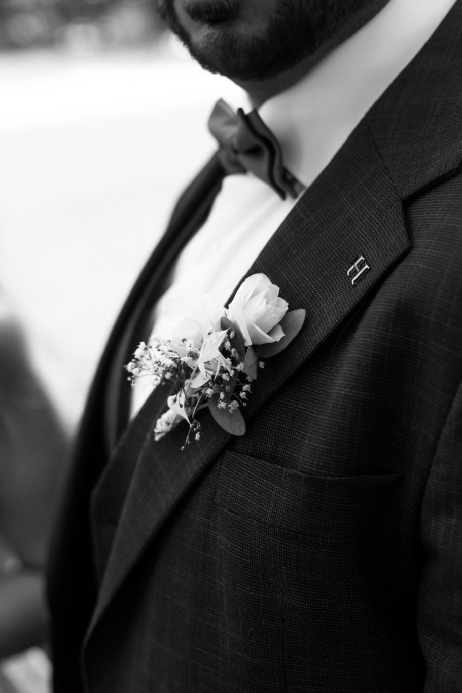 Nahaufnahme vom Brautstrauß mit frischen Blumen
