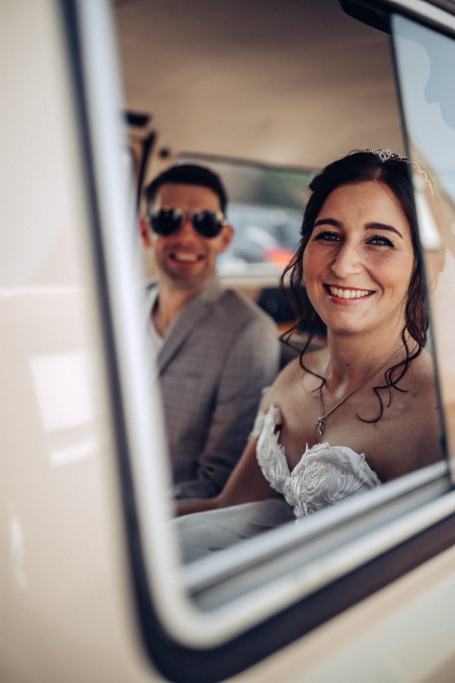 Glückliches Hochzeitspaar bei der Trauung